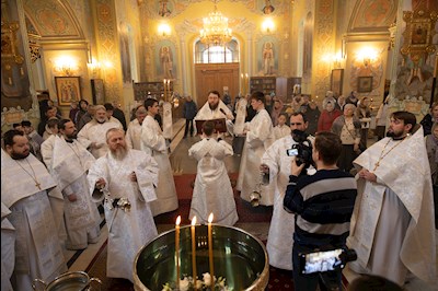 Митрополит Игнатий совершил Великую вечерню в соединении с Литургией святителя Василия Великого и чин Великого освящения воды в Покровском соборе г. Саратова