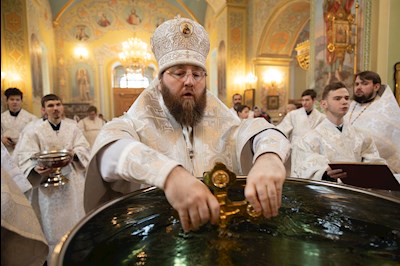Митрополит Игнатий совершил Великую вечерню в соединении с Литургией святителя Василия Великого и чин Великого освящения воды в Покровском соборе г. Саратова