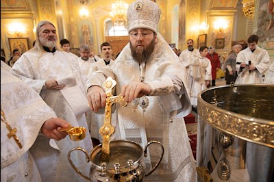Митрополит Игнатий совершил Великую вечерню в соединении с Литургией святителя Василия Великого и чин Великого освящения воды в Покровском соборе г. Саратова