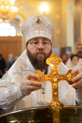 Митрополит Игнатий совершил Великую вечерню в соединении с Литургией святителя Василия Великого и чин Великого освящения воды в Покровском соборе г. Саратова