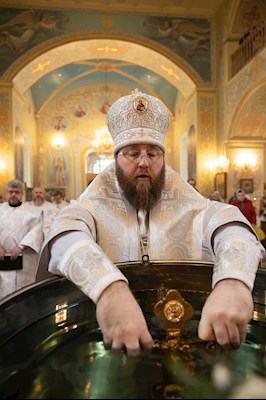 Митрополит Игнатий совершил Великую вечерню в соединении с Литургией святителя Василия Великого и чин Великого освящения воды в Покровском соборе г. Саратова