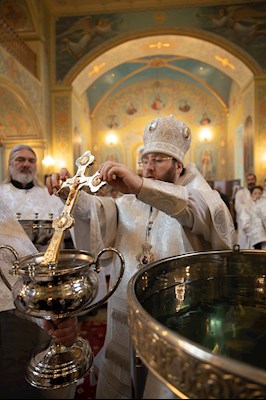 Митрополит Игнатий совершил Великую вечерню в соединении с Литургией святителя Василия Великого и чин Великого освящения воды в Покровском соборе г. Саратова