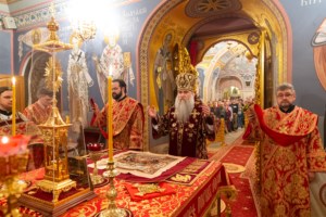 Митрополит Лонгин совершил пасхальное богослужение