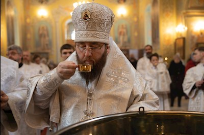 Митрополит Игнатий совершил Великую вечерню в соединении с Литургией святителя Василия Великого и чин Великого освящения воды в Покровском соборе г. Саратова