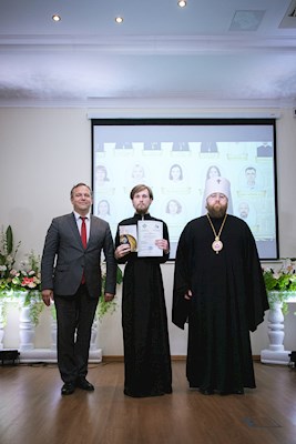 Митрополит Игнатий вручил дипломы выпускникам СПДС