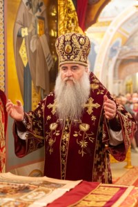 Митрополит Лонгин совершил пасхальное богослужение