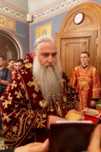 Митрополит Лонгин совершил пасхальное богослужение