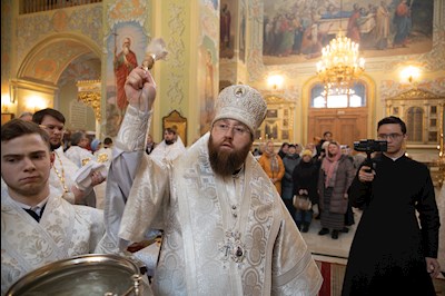 Митрополит Игнатий совершил Великую вечерню в соединении с Литургией святителя Василия Великого и чин Великого освящения воды в Покровском соборе г. Саратова