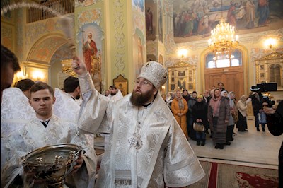 Митрополит Игнатий совершил Великую вечерню в соединении с Литургией святителя Василия Великого и чин Великого освящения воды в Покровском соборе г. Саратова