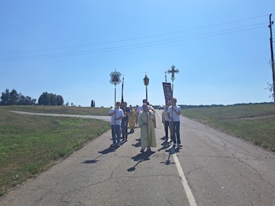 По Ягодной Поляне прошел крестный ход