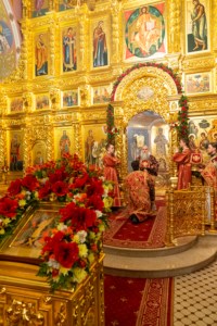 Митрополит Лонгин совершил пасхальное богослужение