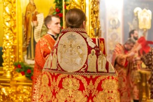 Митрополит Лонгин совершил пасхальное богослужение