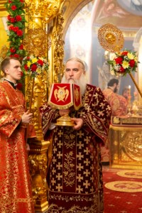 Митрополит Лонгин совершил пасхальное богослужение
