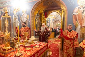 Митрополит Лонгин совершил пасхальное богослужение