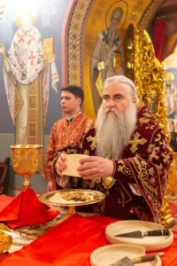 Митрополит Лонгин совершил пасхальное богослужение