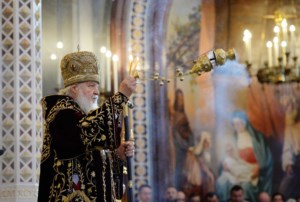 Митрополит Лонгин сослужил Святейшему Патриарху Кириллу на Литургии в Храме Христа Спасителя в годовщину его интронизации
