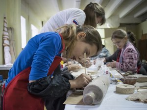 Для прихожан саратовских храмов организованы занятия по изготовлению изразцов