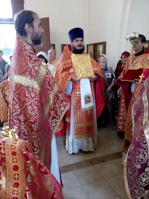 Крестный ход от храма мученицы Софии до храма святых Царственных страстотерпцев г. Саратова