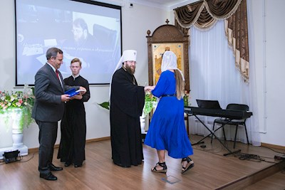 Митрополит Игнатий вручил дипломы выпускникам СПДС