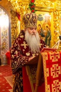Митрополит Лонгин совершил пасхальное богослужение