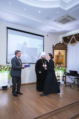 Митрополит Игнатий вручил дипломы выпускникам СПДС