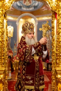 Митрополит Лонгин совершил пасхальное богослужение