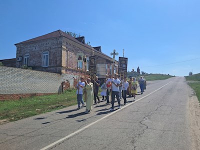 По Ягодной Поляне прошел крестный ход