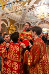 Митрополит Лонгин совершил пасхальное богослужение
