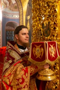 Митрополит Лонгин совершил пасхальное богослужение