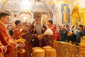 Митрополит Лонгин совершил пасхальное богослужение