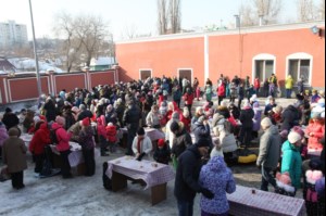 На традиционный зимний праздник в Покровском храме пригласили членов общества слепых и подопечных центра помощи семье и детям