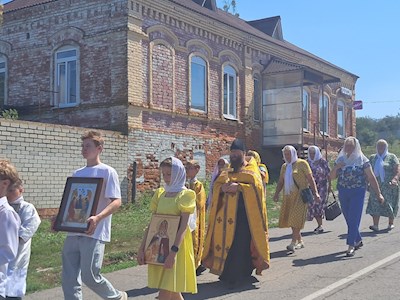 По Ягодной Поляне прошел крестный ход