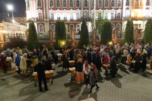Митрополит Лонгин совершил пасхальное богослужение