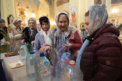 Митрополит Игнатий совершил Великую вечерню в соединении с Литургией святителя Василия Великого и чин Великого освящения воды в Покровском соборе г. Саратова