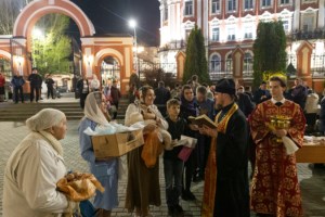 Митрополит Лонгин совершил пасхальное богослужение