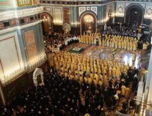 Митрополит Лонгин сослужил Святейшему Патриарху Кириллу на Литургии в Храме Христа Спасителя в годовщину его интронизации