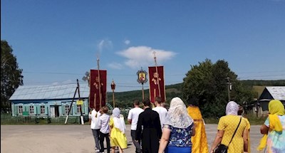 По Ягодной Поляне прошел крестный ход