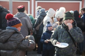 На традиционный зимний праздник в Покровском храме пригласили членов общества слепых и подопечных центра помощи семье и детям