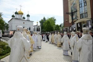 Митрополит Лонгин принял участие в великом освящении нового храма Воскресения Христова и Новомучеников и Исповедников Церкви Русской в московском Сретенском монастыре