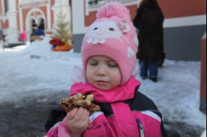 На традиционный зимний праздник в Покровском храме пригласили членов общества слепых и подопечных центра помощи семье и детям