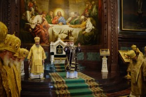 Митрополит Лонгин сослужил Святейшему Патриарху Кириллу на Литургии в Храме Христа Спасителя в годовщину его интронизации