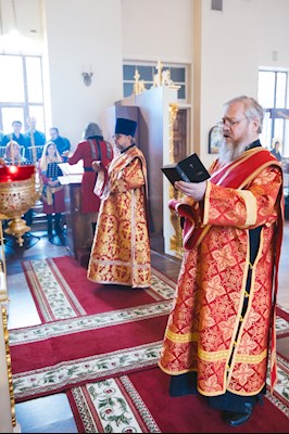 В Серафимовском храме Саратова встретили ковчег с частицей мощей святого великомученика Пантелеимона