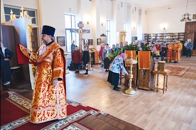 В Серафимовском храме Саратова встретили ковчег с частицей мощей святого великомученика Пантелеимона