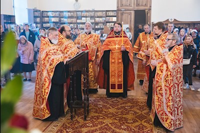 В Серафимовском храме Саратова встретили ковчег с частицей мощей святого великомученика Пантелеимона