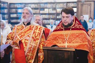В Серафимовском храме Саратова встретили ковчег с частицей мощей святого великомученика Пантелеимона