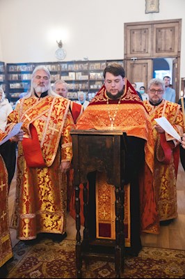 В Серафимовском храме Саратова встретили ковчег с частицей мощей святого великомученика Пантелеимона