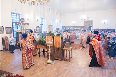 В Серафимовском храме Саратова встретили ковчег с частицей мощей святого великомученика Пантелеимона