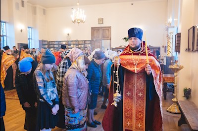 В Серафимовском храме Саратова встретили ковчег с частицей мощей святого великомученика Пантелеимона