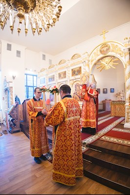 В Серафимовском храме Саратова встретили ковчег с частицей мощей святого великомученика Пантелеимона