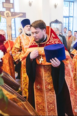 В Серафимовском храме Саратова встретили ковчег с частицей мощей святого великомученика Пантелеимона